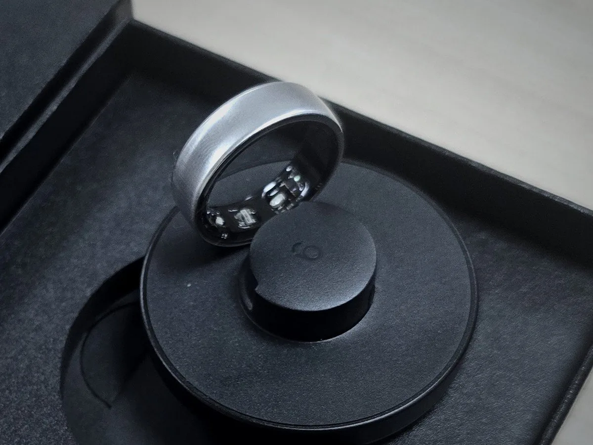 충전 거치대에 끼운 Metallic Silver 시그링